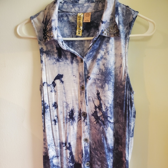 Sleeveless button down blouse - Picture 1 of 2